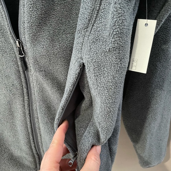 Amazon essentials zip up fleece sweater. Grey size small - Picture 6 of 7